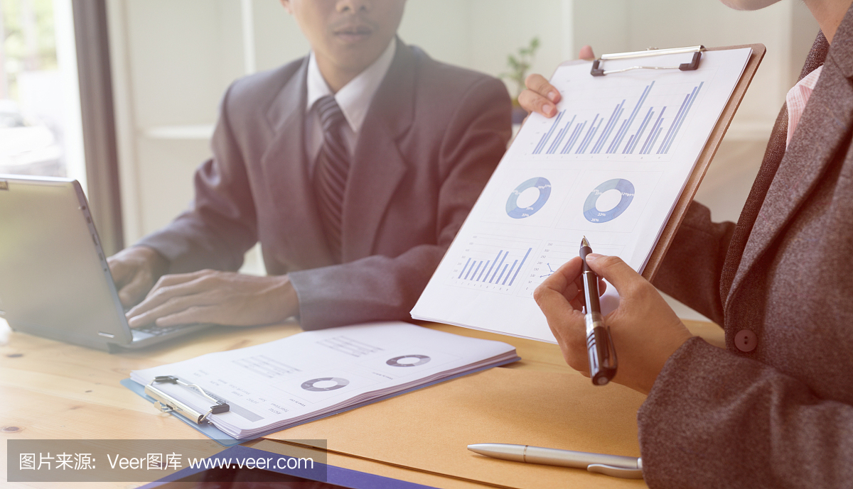 商務(wù)人員出席專業(yè)投資者的創(chuàng)業(yè)項(xiàng)目。財(cái)務(wù)經(jīng)理會(huì)議和討論分析數(shù)據(jù)的圖表和圖表顯示的結(jié)果。企業(yè)財(cái)務(wù)和營銷理念