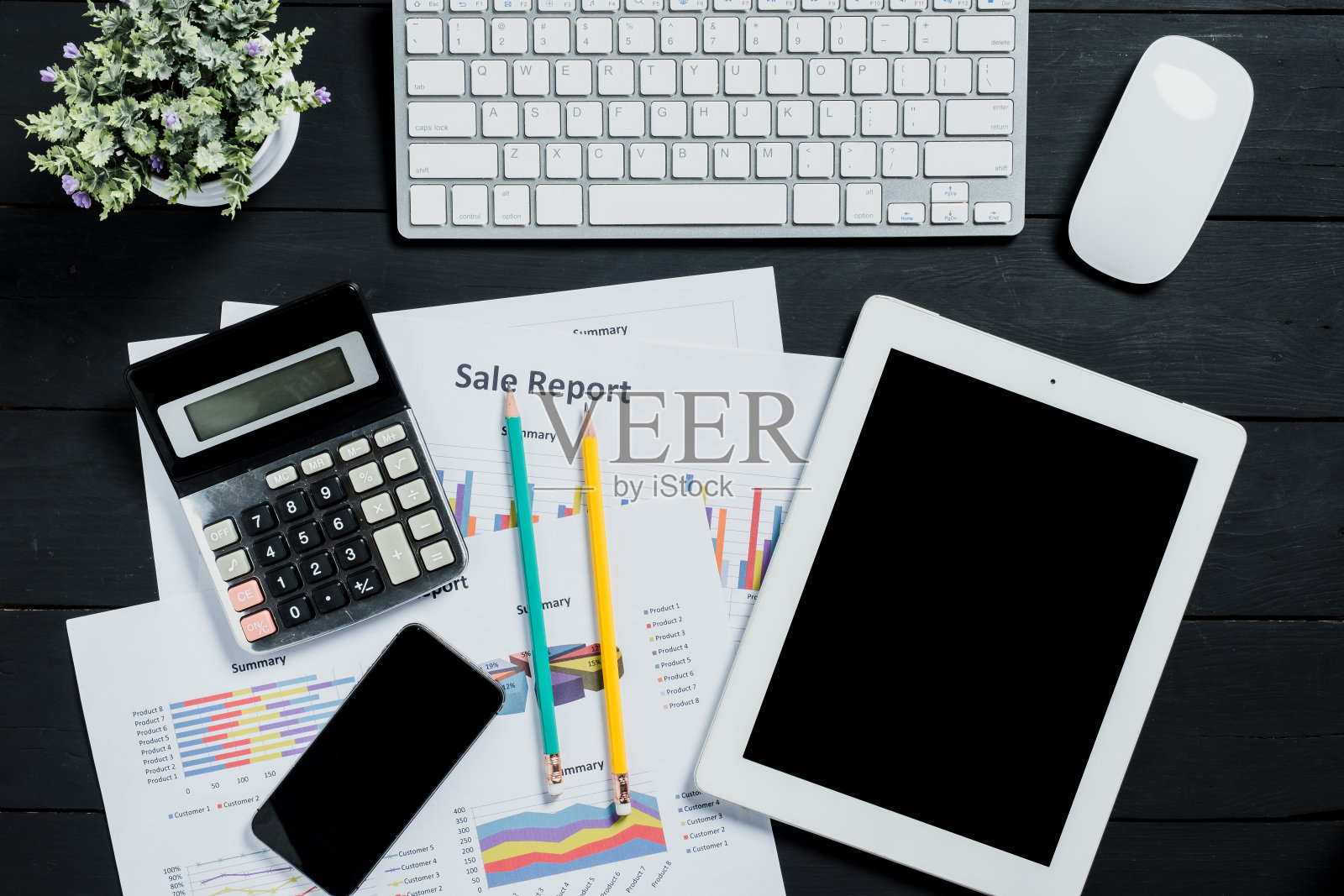 辦公用品,鍵盤,鼠標,智能手機,鉛筆,計算器,平板電腦和商務文檔。俯視圖,平放