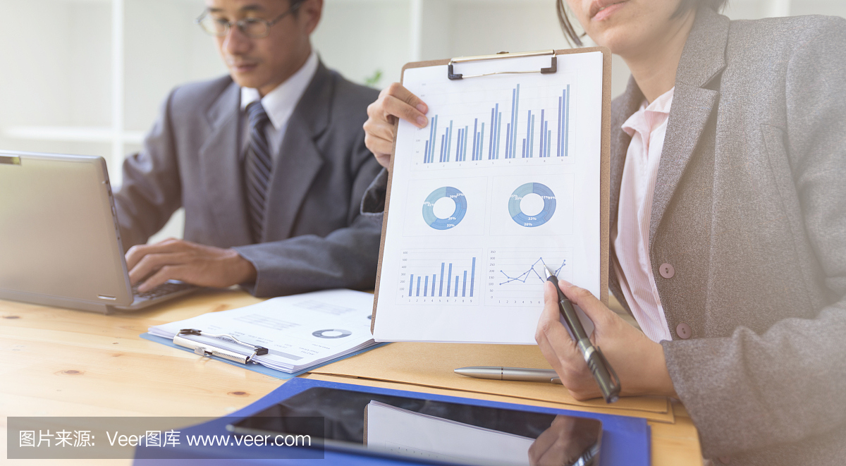 商務(wù)人員出席專業(yè)投資者的創(chuàng)業(yè)項(xiàng)目。財(cái)務(wù)經(jīng)理會(huì)議和討論分析數(shù)據(jù)的圖表和圖表顯示的結(jié)果。企業(yè)財(cái)務(wù)和營(yíng)銷(xiāo)理念