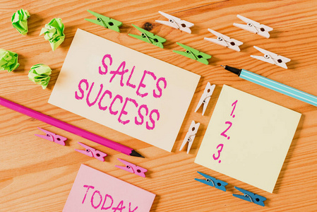 彩色衣夾放在木制地板中央的空矩形方形提醒紙條周圍。有凹槽和槽的木頭。辦公用品,鉛筆和鋼筆。