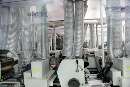 工程師在工廠調(diào)整機(jī)器與集成電路設(shè)計